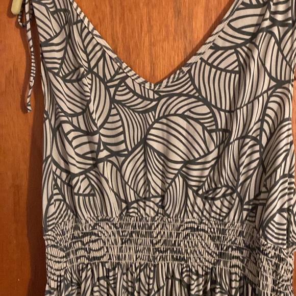 Long Elegant Legs maxi dress.  Deep green print.  Size medium. Worn once - Picture 4 of 10